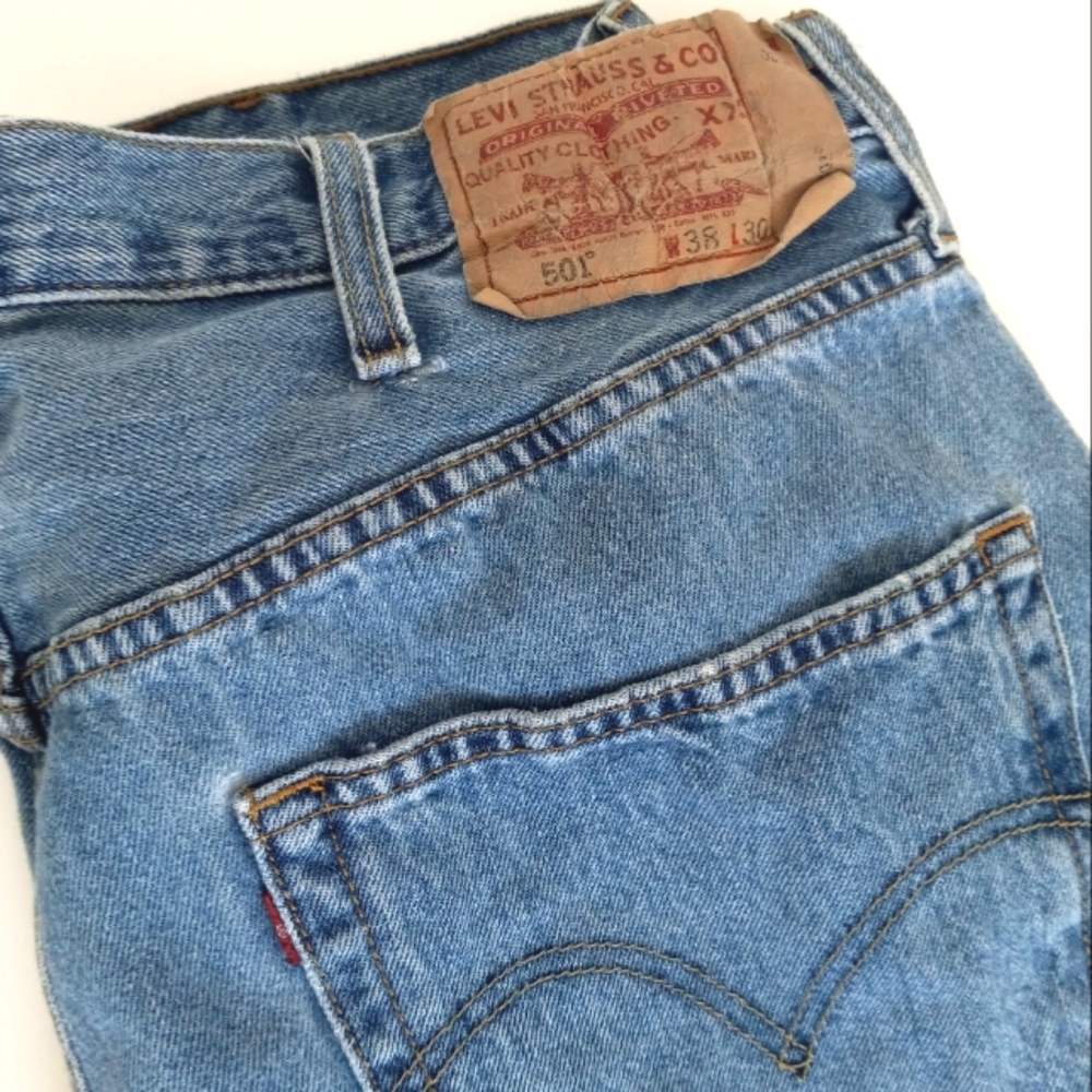 VINTAGE Levi's 501 Men's Button Fly Light Wash Blue Denim Jeans 38 x 30 Flawed - Picture 2 of 9